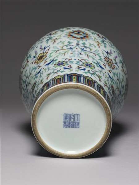 鬥彩番蓮紋梅瓶