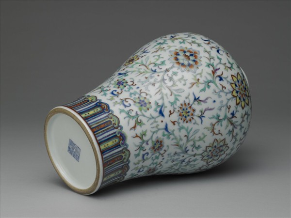 鬥彩番蓮紋梅瓶