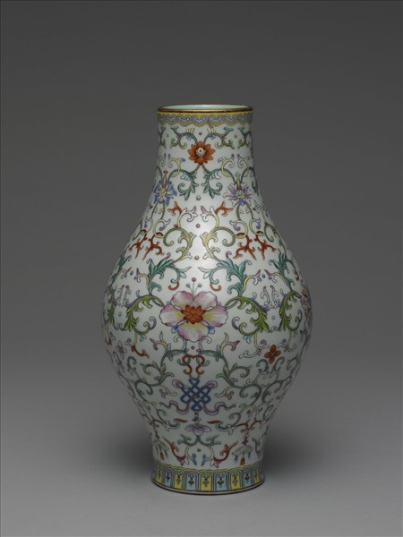 粉彩番蓮紋橄欖瓶