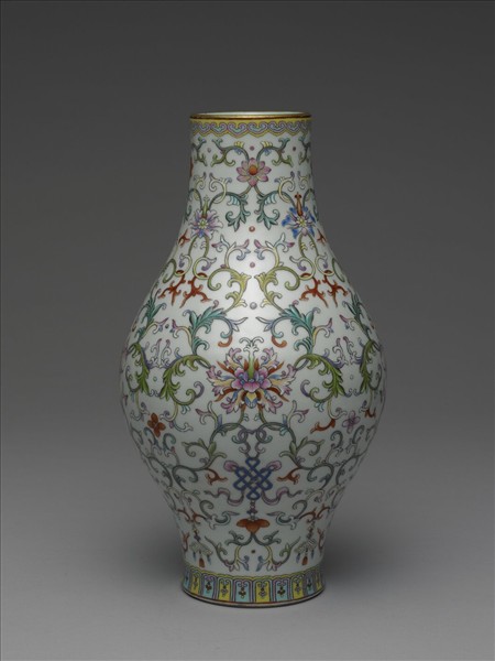 粉彩番蓮紋橄欖瓶