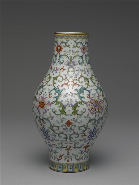 粉彩番蓮紋橄欖瓶