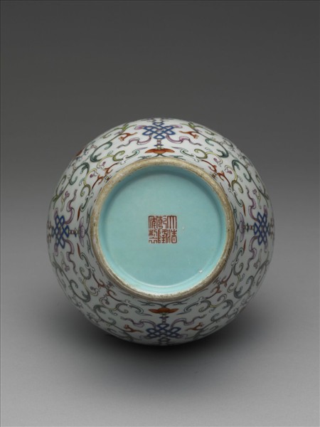 粉彩番蓮紋橄欖瓶