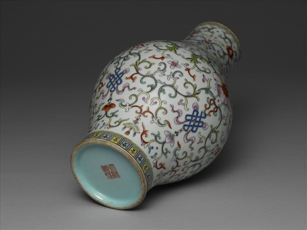 粉彩番蓮紋橄欖瓶