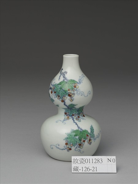 鬥彩葡萄紋葫蘆瓶