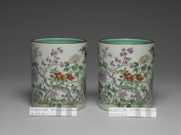 粉彩花卉紋筆筒