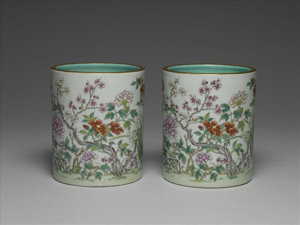 粉彩花卉紋筆筒