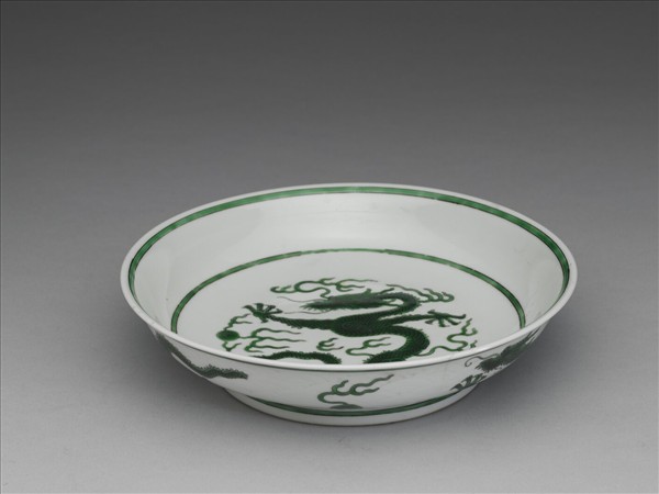 白釉綠彩龍紋盤