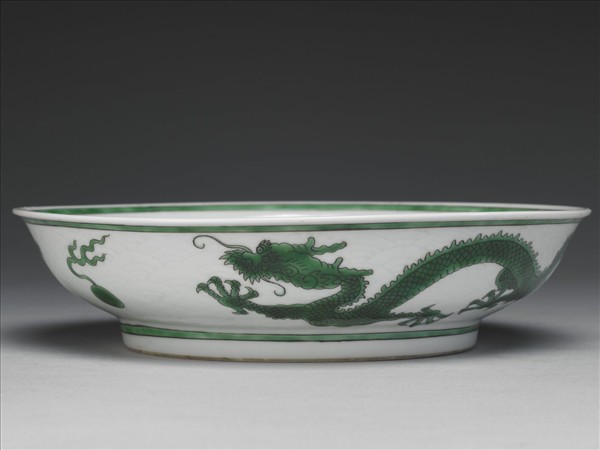 白釉綠彩龍紋盤