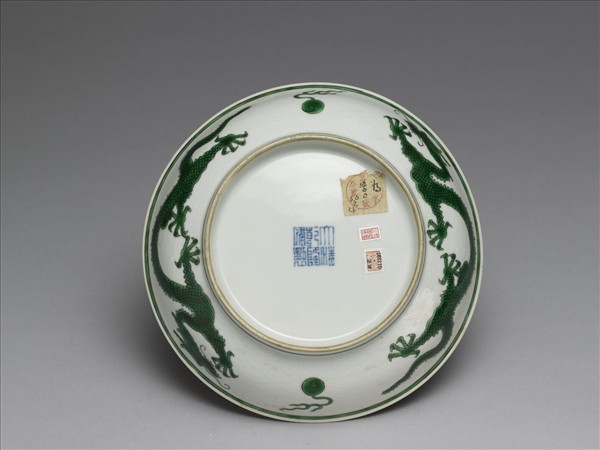 白釉綠彩龍紋盤