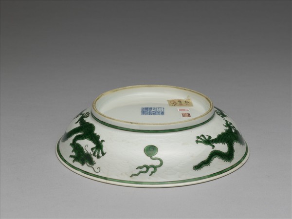 白釉綠彩龍紋盤