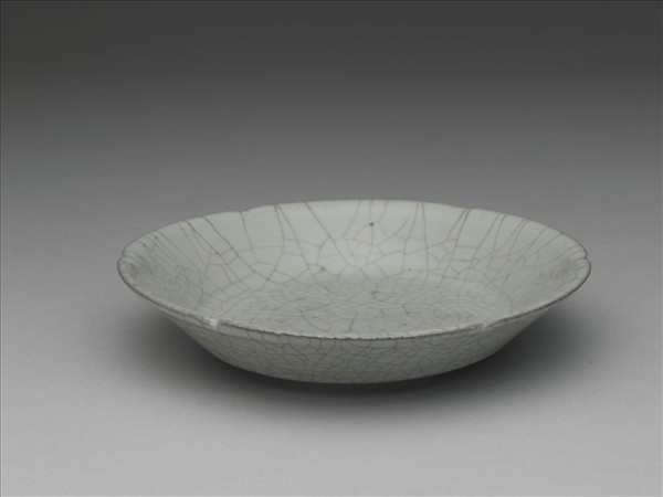 青瓷葵口盤（「文」字銘）