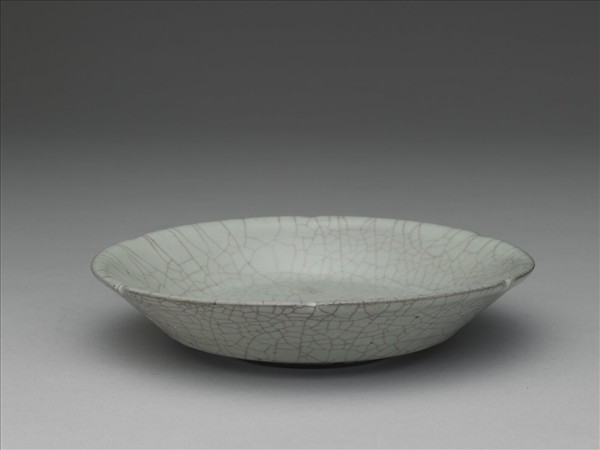 青瓷葵口盤（「文」字銘）