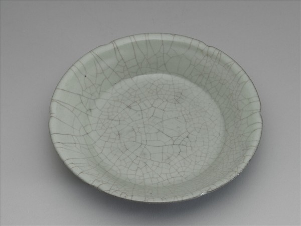 青瓷葵口盤（「文」字銘）