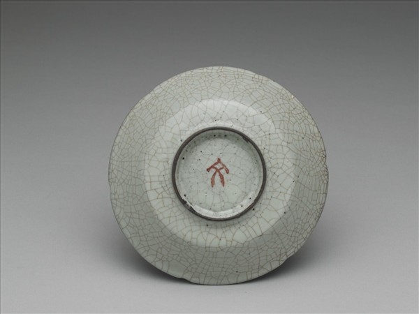 青瓷葵口盤（「文」字銘）