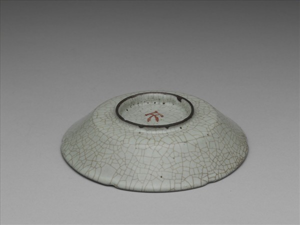 青瓷葵口盤（「文」字銘）