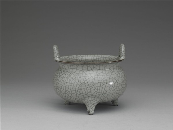 哥窯 青瓷繫耳三足爐