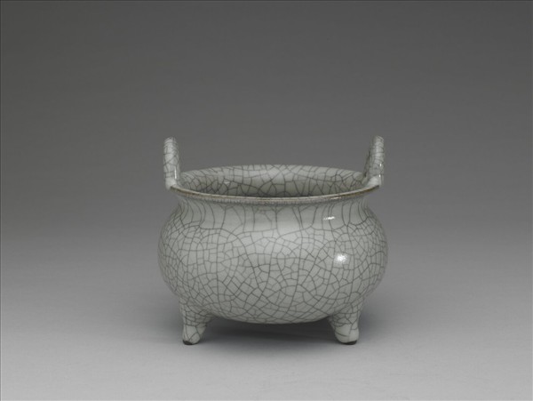 哥窯 青瓷繫耳三足爐