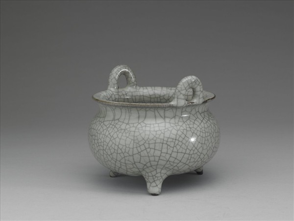 哥窯 青瓷繫耳三足爐
