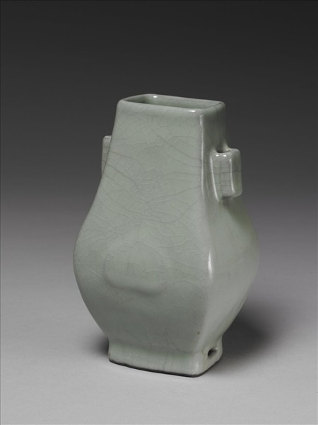 青瓷杏葉貫耳壺