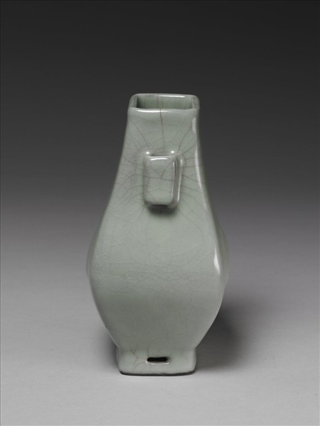 青瓷杏葉貫耳壺