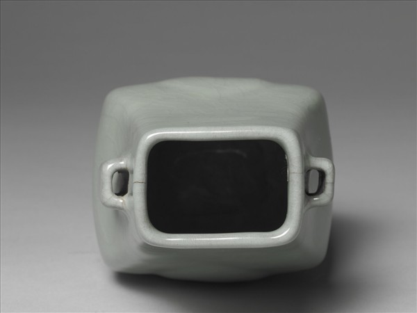 青瓷杏葉貫耳壺