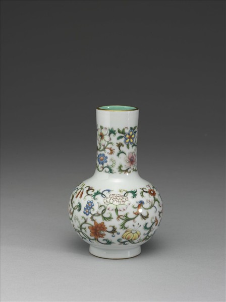 粉彩四季花卉紋瓶