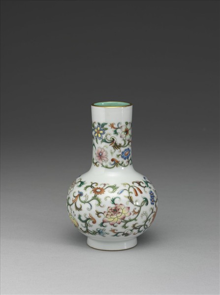 粉彩四季花卉紋瓶