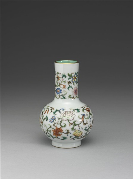 粉彩四季花卉紋瓶