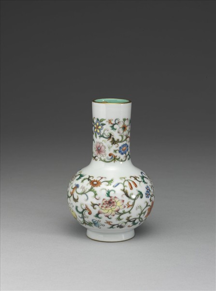 粉彩四季花卉紋瓶