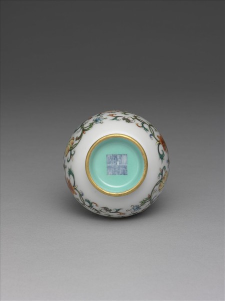 粉彩四季花卉紋瓶