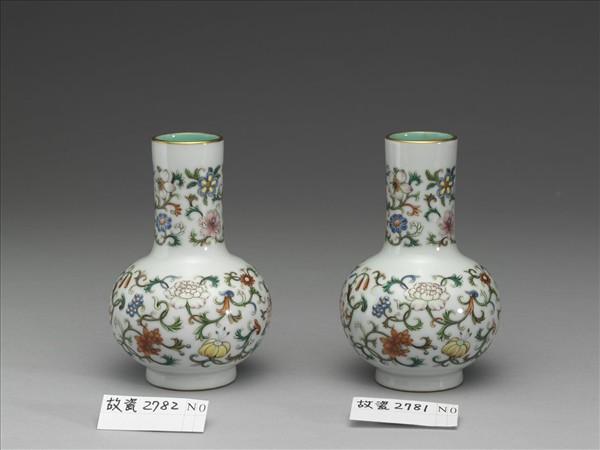 粉彩四季花卉紋瓶