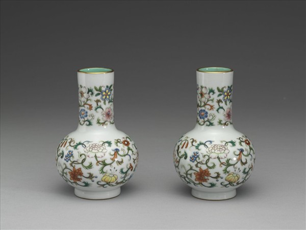 粉彩四季花卉紋瓶