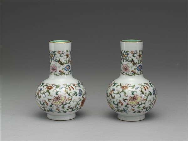 粉彩四季花卉紋瓶