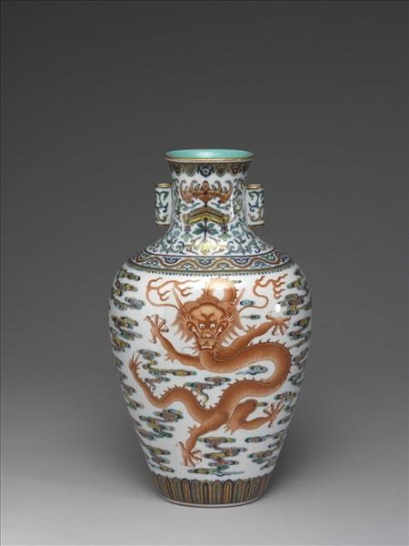 鬥彩描紅雲龍紋貫耳扁壺