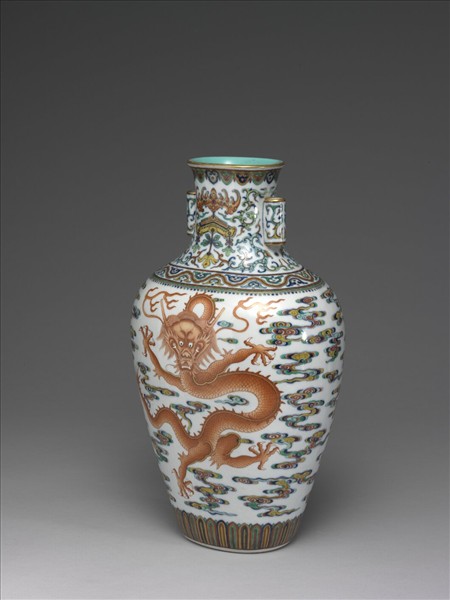 鬥彩描紅雲龍紋貫耳扁壺