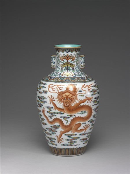 鬥彩描紅雲龍紋貫耳扁壺