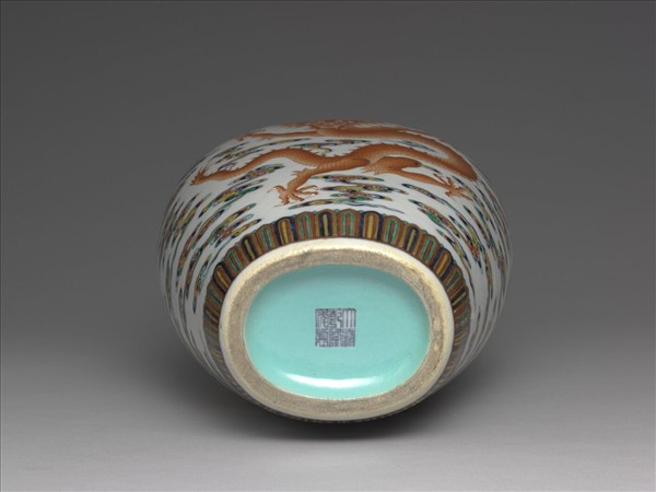 鬥彩描紅雲龍紋貫耳扁壺