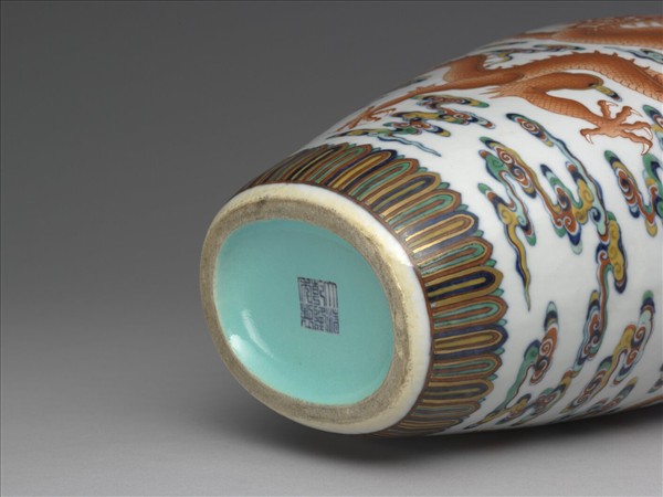 鬥彩描紅雲龍紋貫耳扁壺