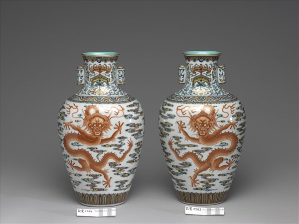 鬥彩描紅雲龍紋貫耳扁壺