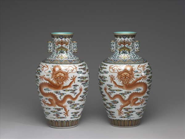 鬥彩描紅雲龍紋貫耳扁壺