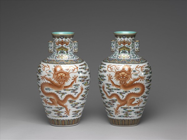 鬥彩描紅雲龍紋貫耳扁壺