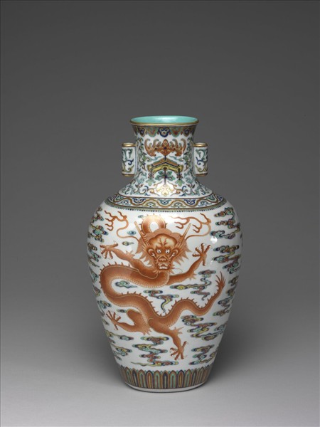 鬥彩描紅雲龍紋貫耳扁壺