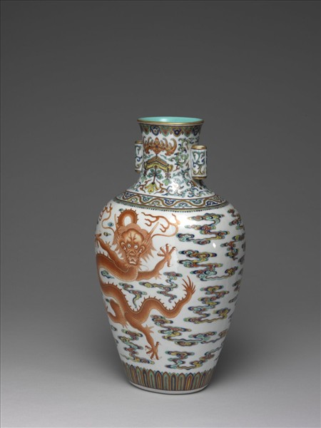 鬥彩描紅雲龍紋貫耳扁壺