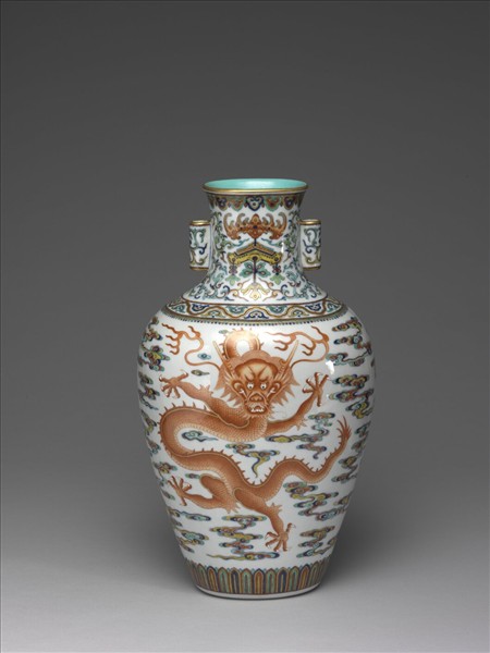 鬥彩描紅雲龍紋貫耳扁壺