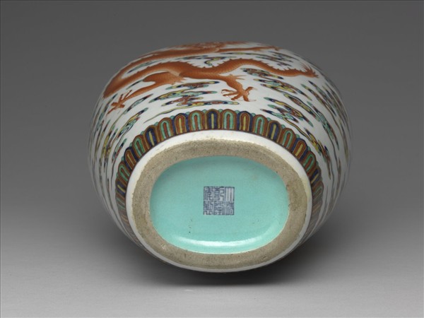 鬥彩描紅雲龍紋貫耳扁壺