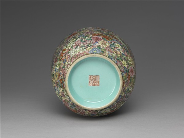 粉彩萬花錦螭耳瓶