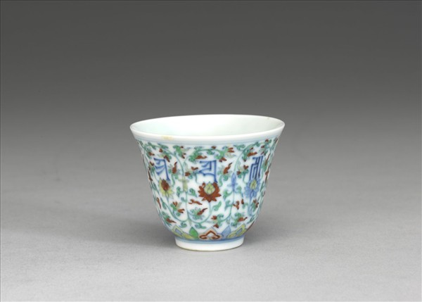 鬥彩蓮花梵文杯