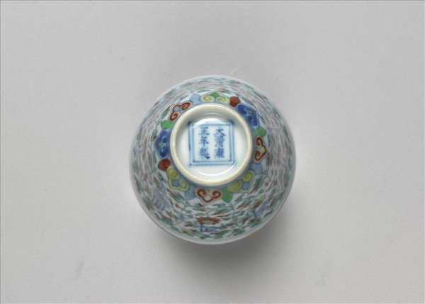 鬥彩蓮花梵文杯