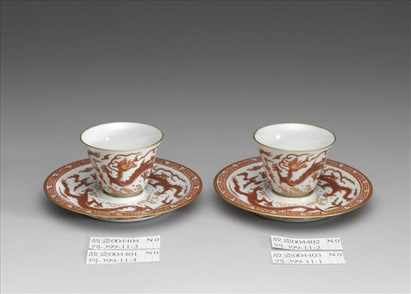 白瓷描紅雲龍紋杯托