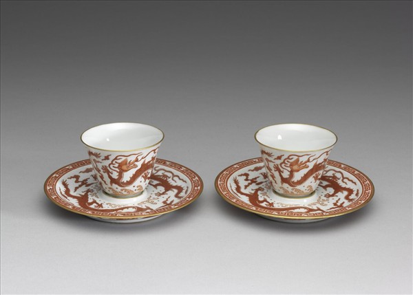 白瓷描紅雲龍紋杯托